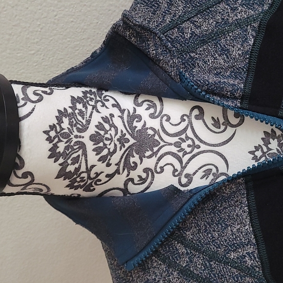 💙 LULULEMON FLORAL ACTIVE JACKET. - Picture 4 of 10